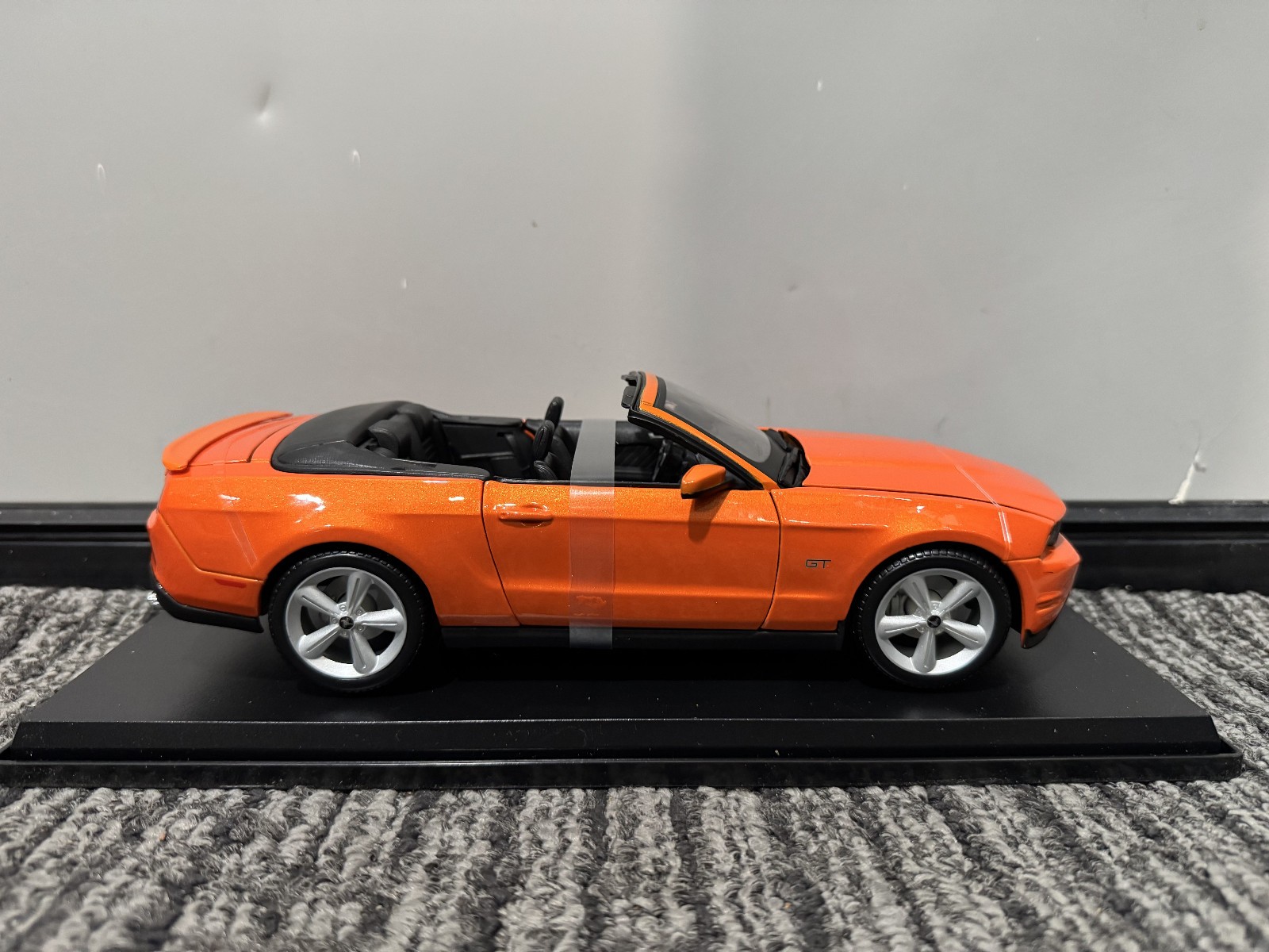 Maisto 1:18 Diecast Special Edition 2010 Ford Mustang GT Convertible Orange NEW