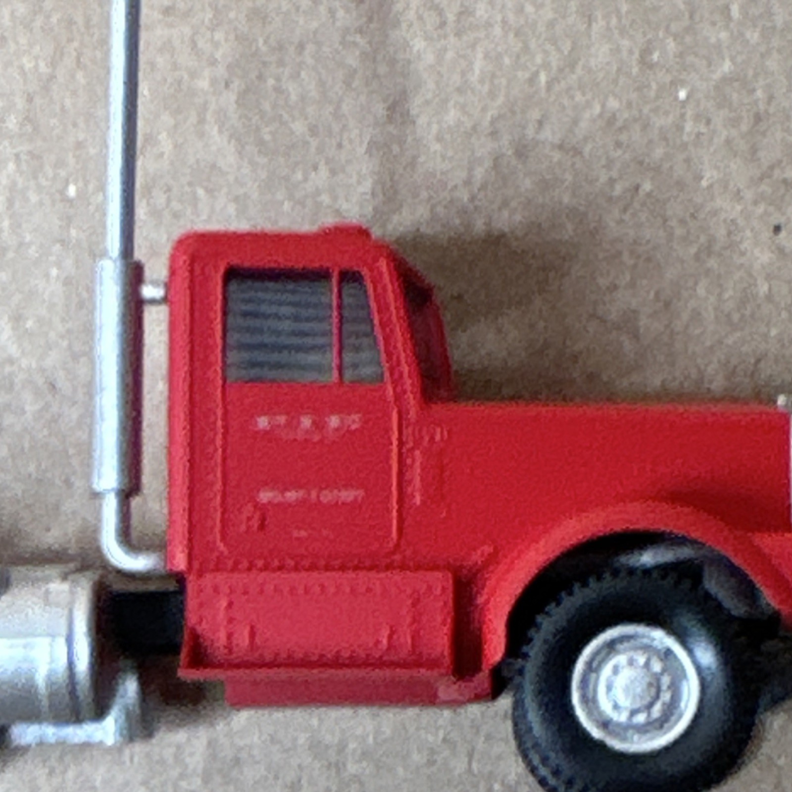 ERTL Kenworth Plastic Tractor Unit 1:87 Red, Black & Silver Toy Vehicle Model