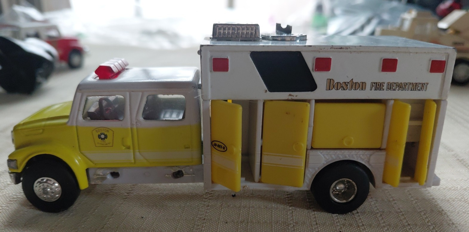 Road Champs International Boston Fire Department Rescue Truck pair 1:64