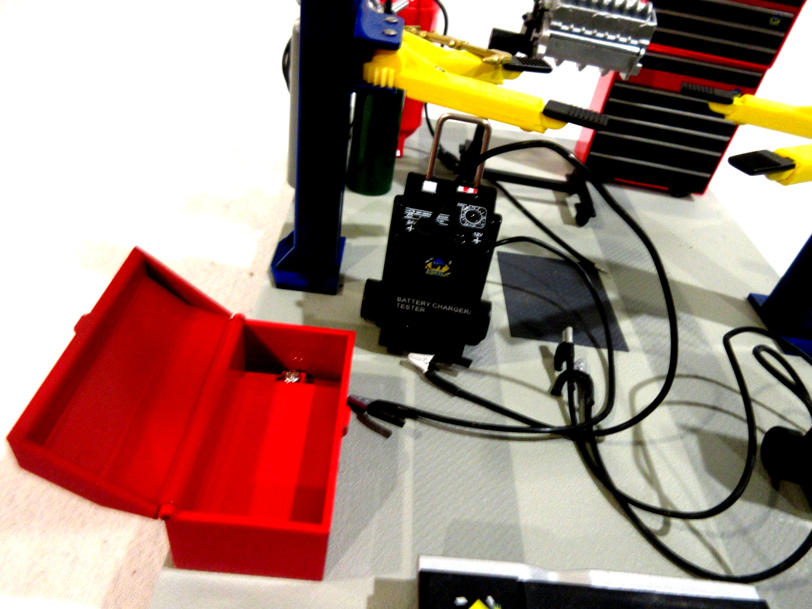 Die Cast Mechanics Garage/Workshop w/Tools Working Lift 1:18 Scale by WT & Magic