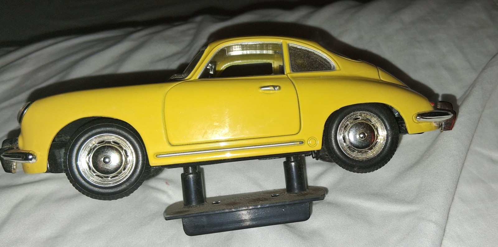 1:24 Scale PORSCHE 356 B COUPE 1961 Yellow Used Without Box Comes With Stand