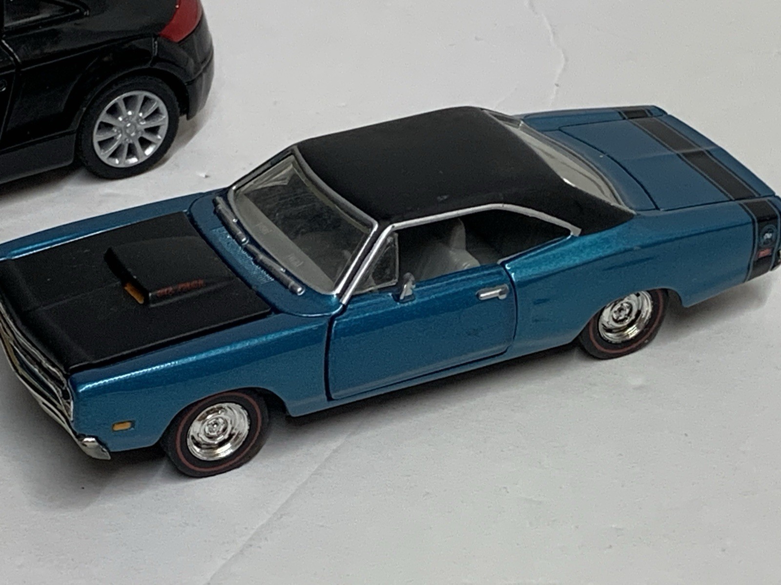 Lot Of 2 Toy Cars Die-cast And Plastic Hot wheels And Other Brands Preowned.