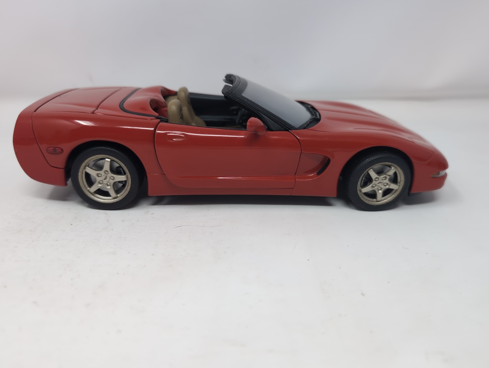 UT Models 1998 Chevrolet Corvette C5 Convertible Red 1:18 Diecast See Descrip.