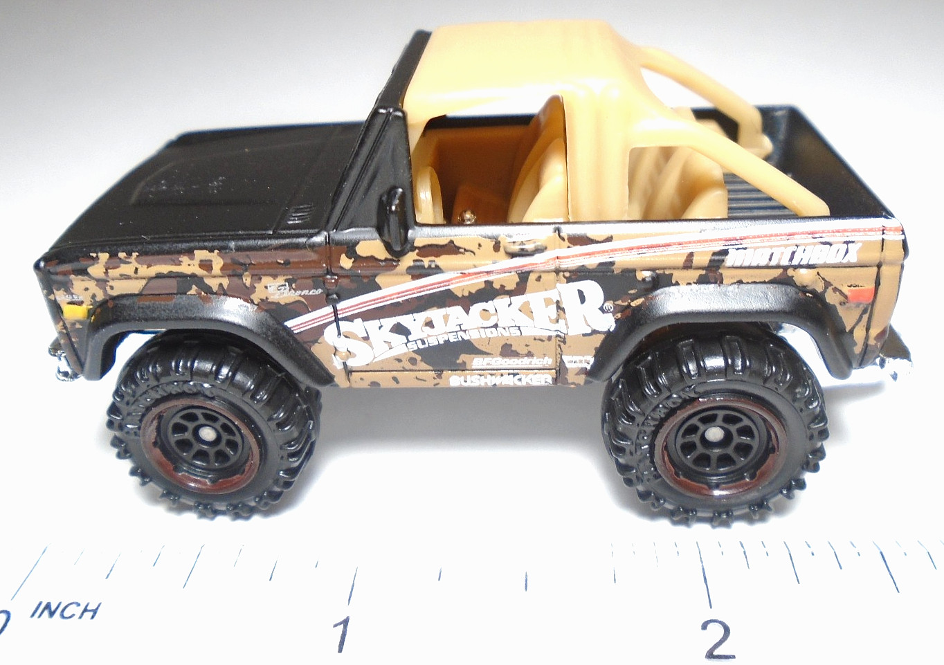 2018 MATCHBOX MBX ’72 FORD BRONCO 4X4 SKYJACKER BLACK & TAN DIECAST 2 7/8″ TRUCK