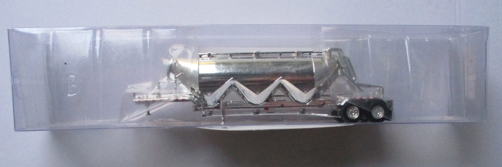 Pneumatic Bulk Trailer in Chrome 1/87 HO Logistics HL001SL 6″ Plastic Boxed