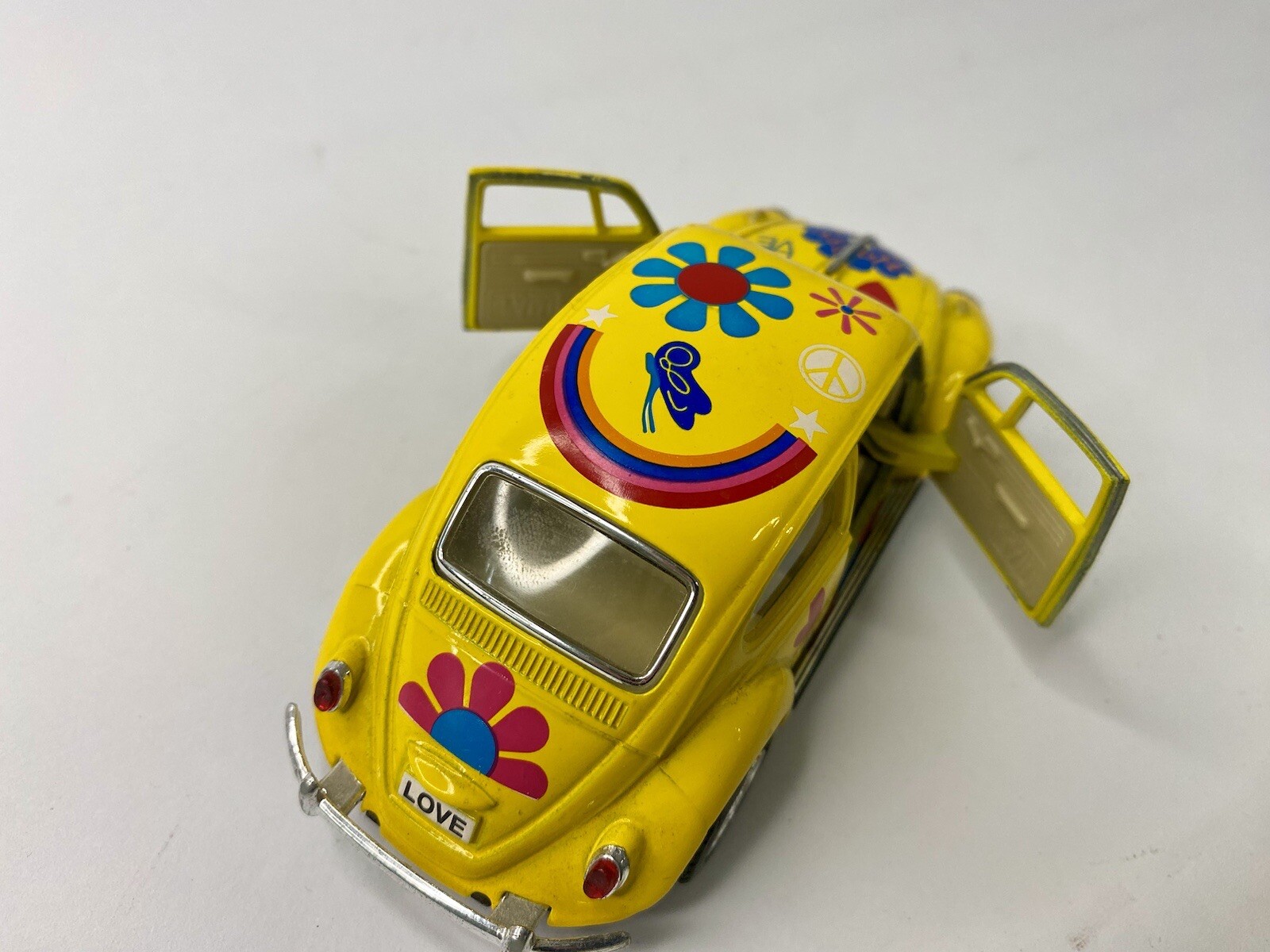 Volkswagen Classic Beetle 1967 Yellow Love Happy Flower Kintoy 1:32 Scale
