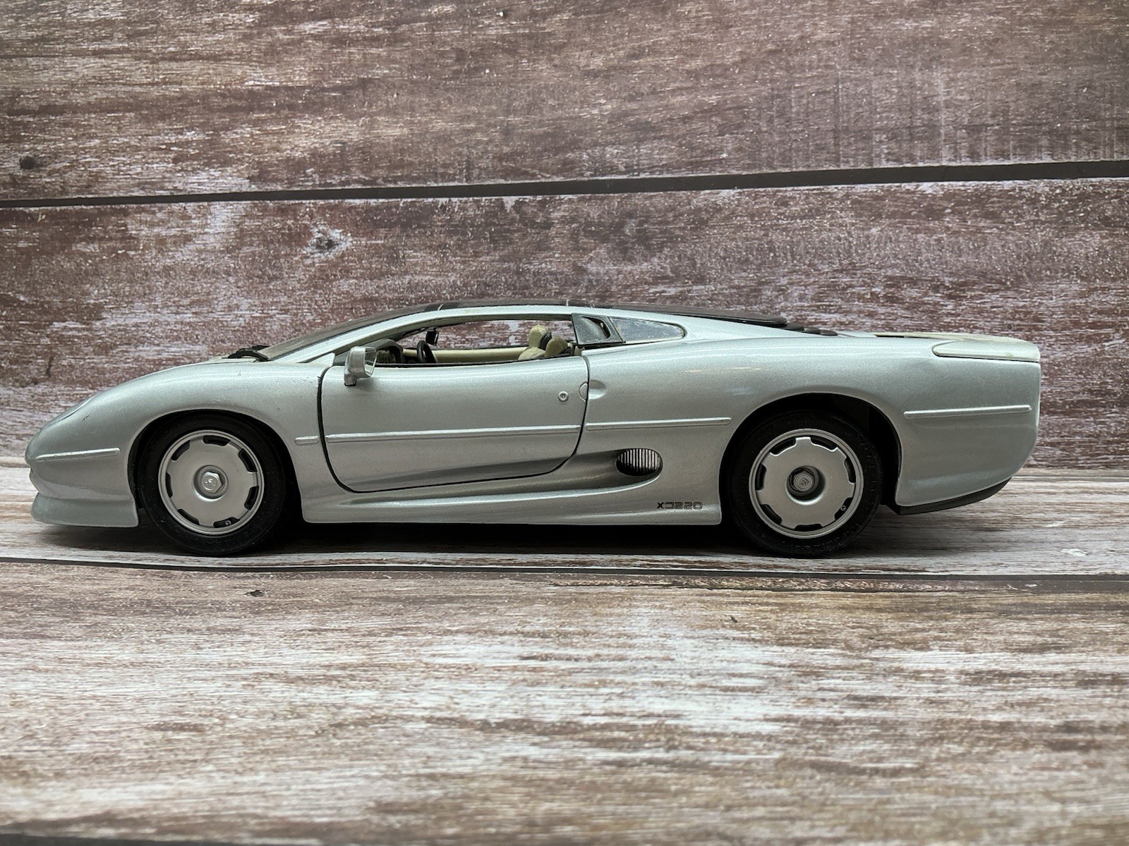 Maisto 1/18 ~ 1992 Jaguar XJ220 ~ Silver