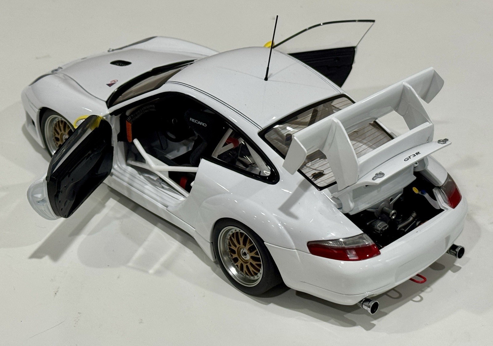 1/18 Scale AutoArt – Porsche 911 GT3 R 996 White No Decals Diecast with Box