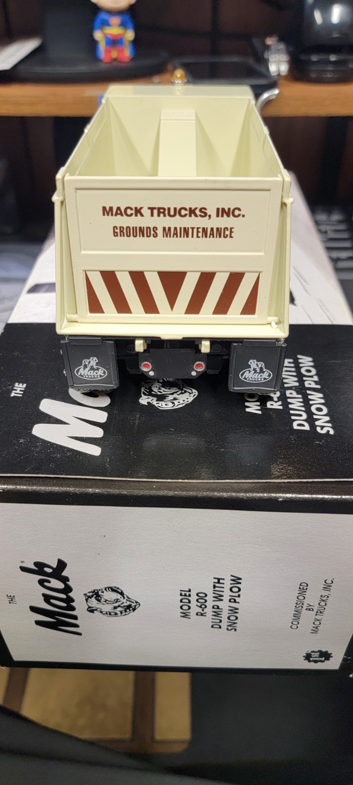 First gear Mack R-600 Dump Truck w/ Snow Plow Diecast