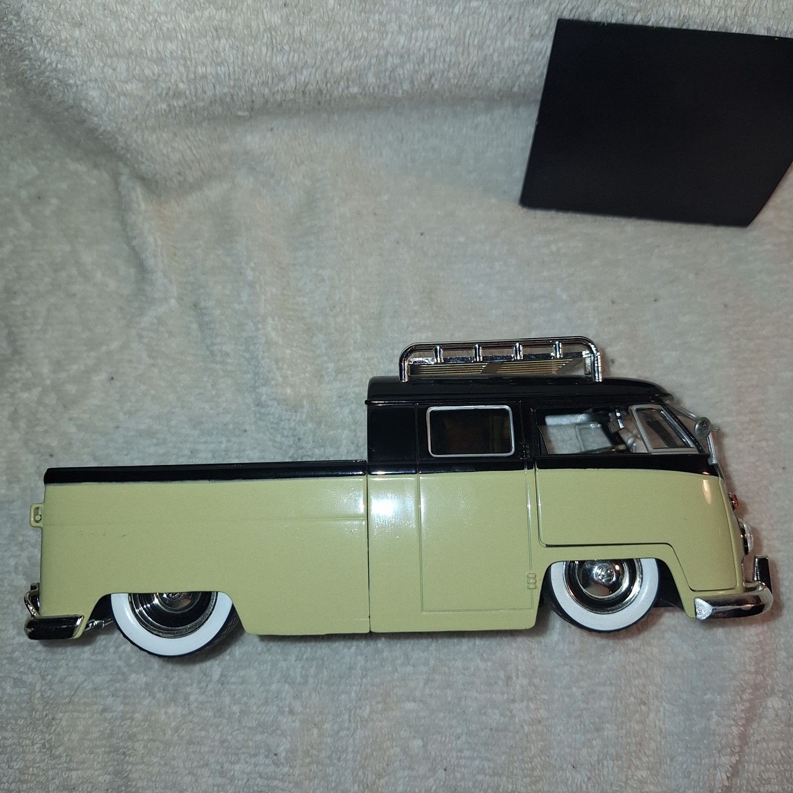 JADA V DUBS 1963 VW BUS PICKUP W RACK 1:24 Black & Tan Volkswagen JADA TOYS