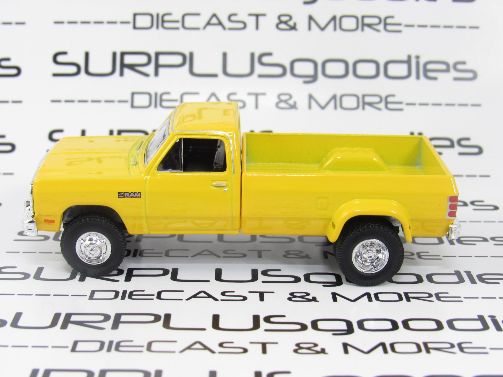 Greenlight 1:64 LOOSE Yellow 1982 DODGE RAM D-350 D350 Farm Dually Pickup