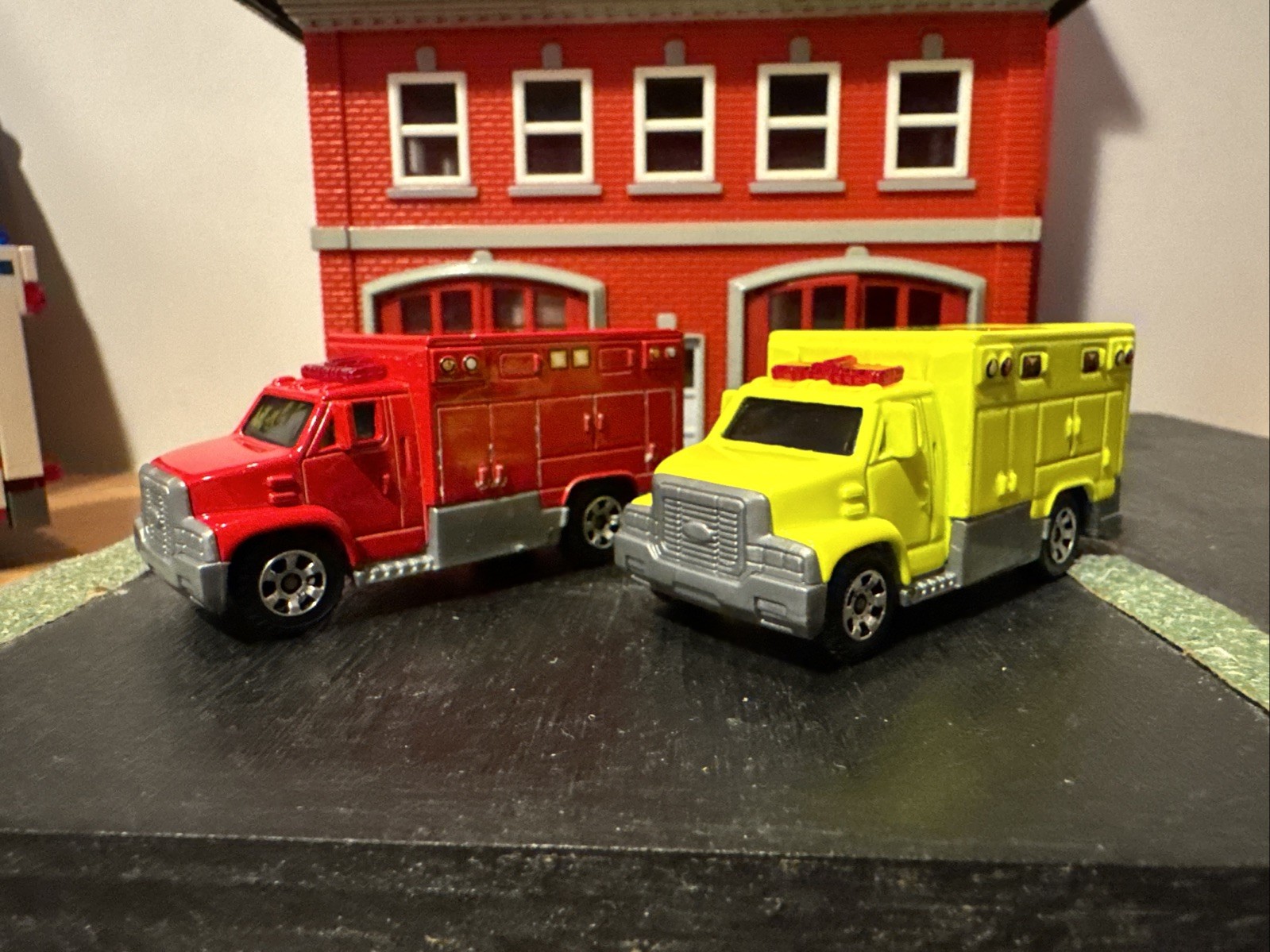 Matchbox DIY Ambulance Lot Blank Red & Lime Yellow For Custom Fire Truck 1:64