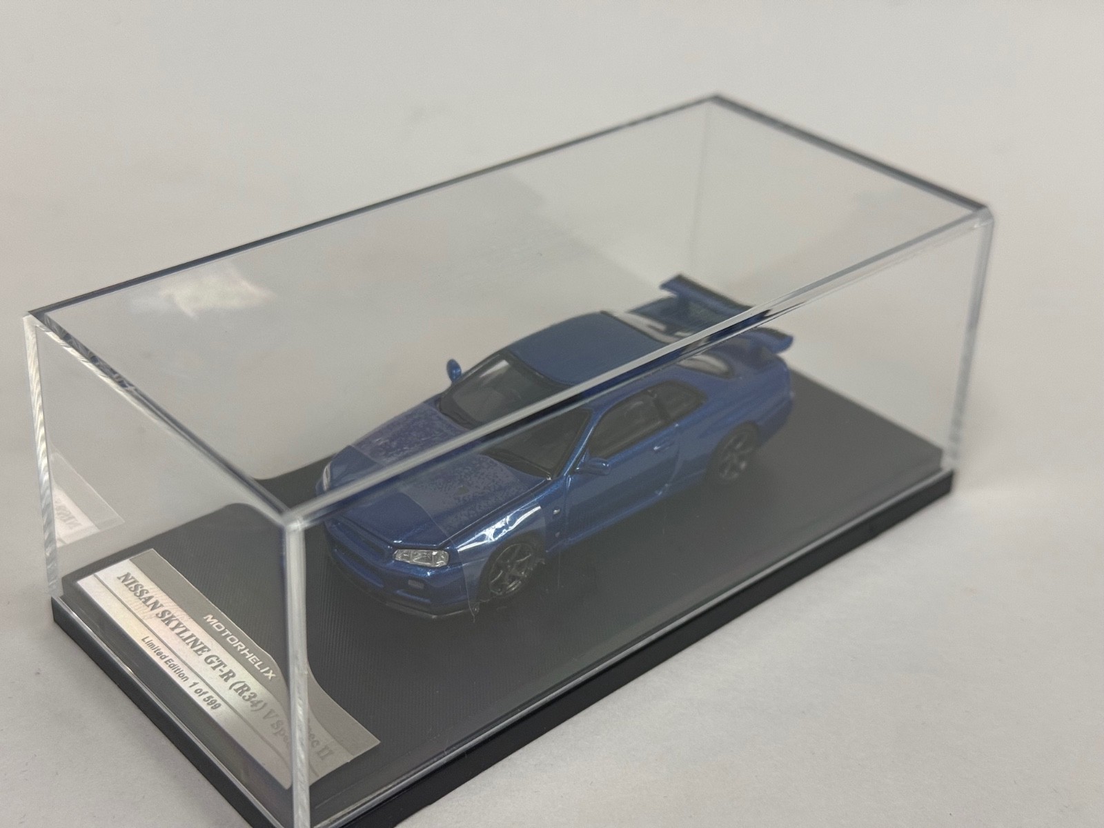 1/64 Motorhelix Nissan Skyline GT-R R34 V Spec II in Blue Titanium Wheels 64-004