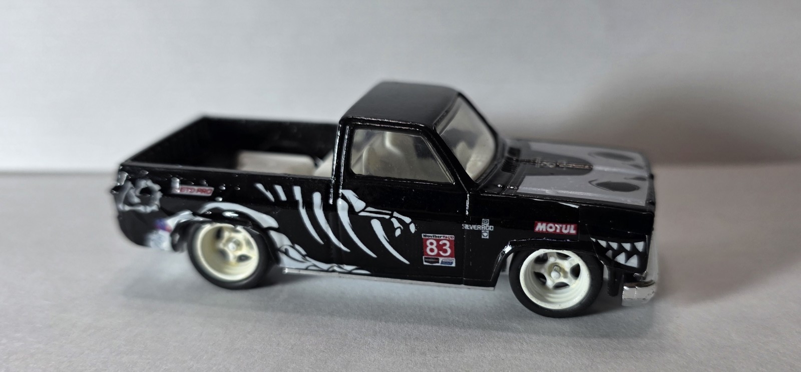 Hot Wheels CUSTOM Chevrolet Silverado ’83 ROXY Skeleton REAL RIDER’S