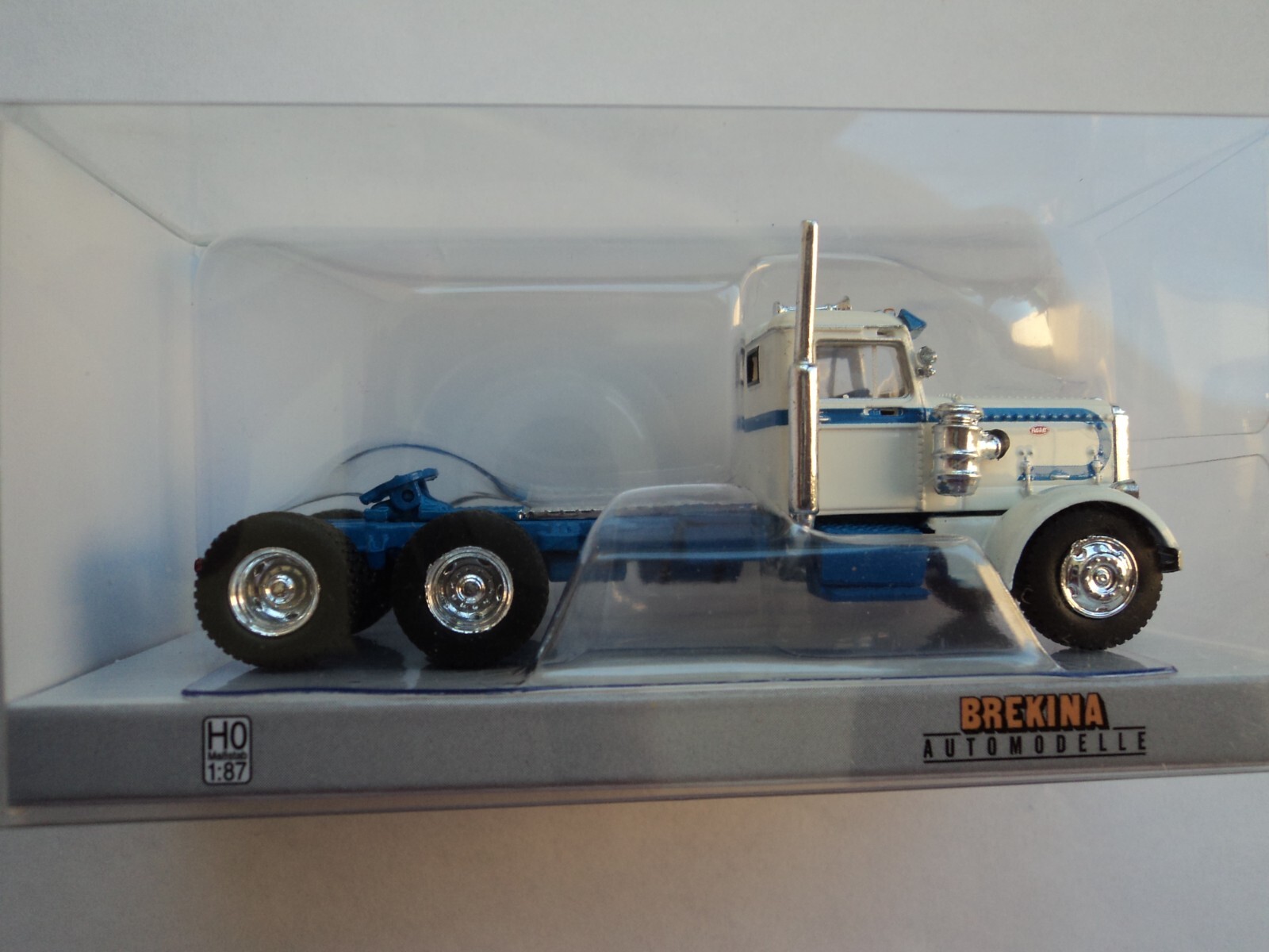 BREKINA 1955 PETERBILT 281 TRACTOR BLUE / WHITE HO 1/87 PLASTIC