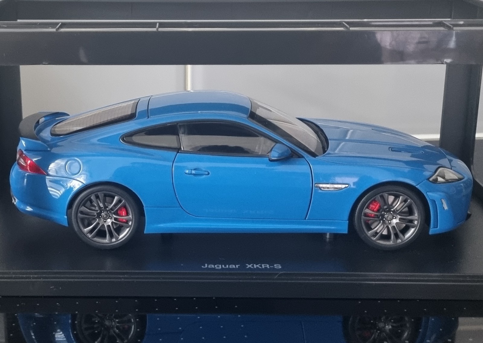 Jaguar 73641 XKR-S French Racing blue Auto Art models 1:18