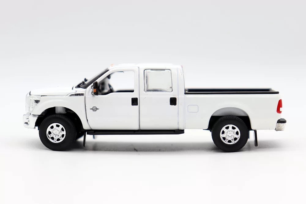 Metal 1/64 Scale Ford F-250 Double Seat Pickup Truck in White Diecast Alloy Toys