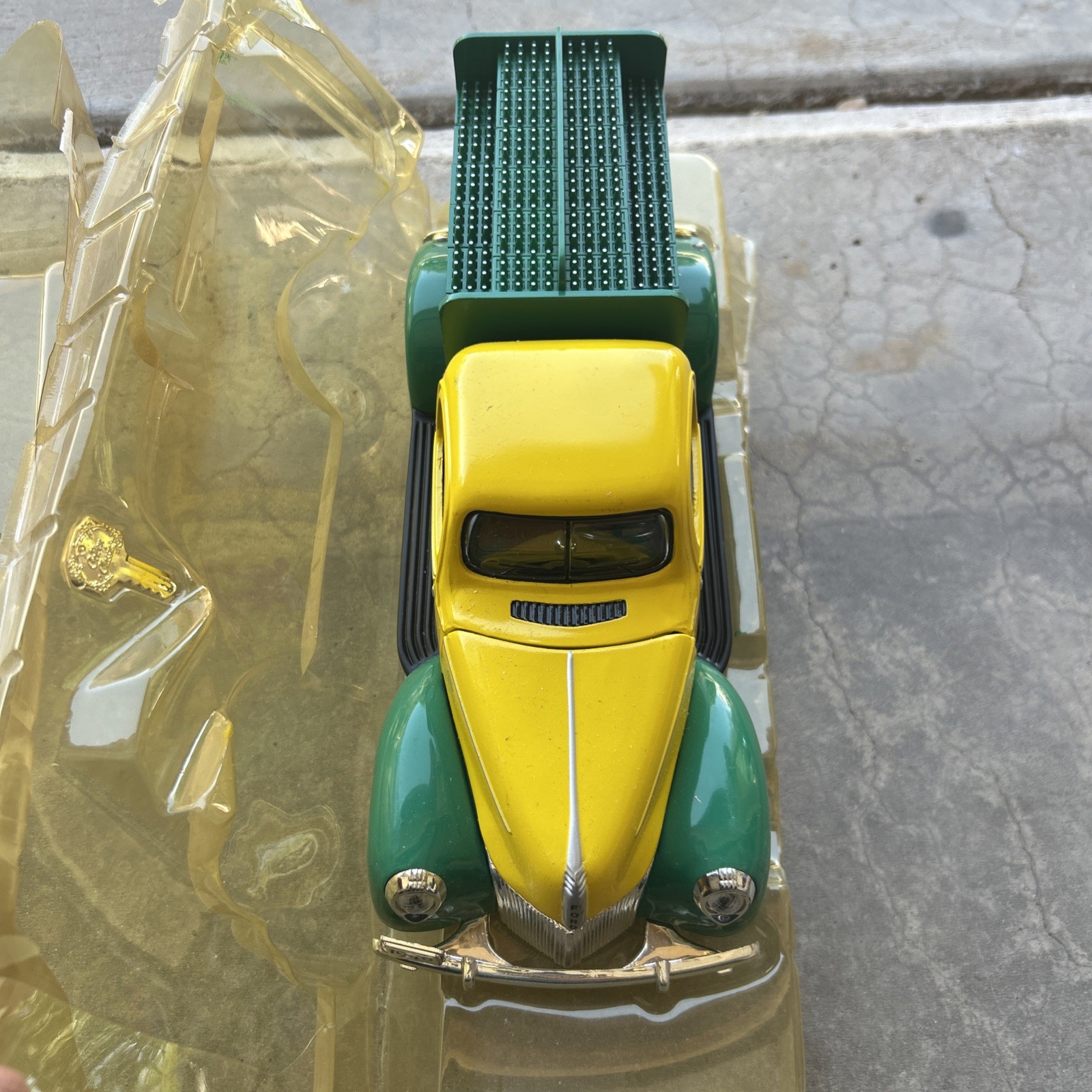 Mountain Dew Diecast With Key 1940s truck miniature car