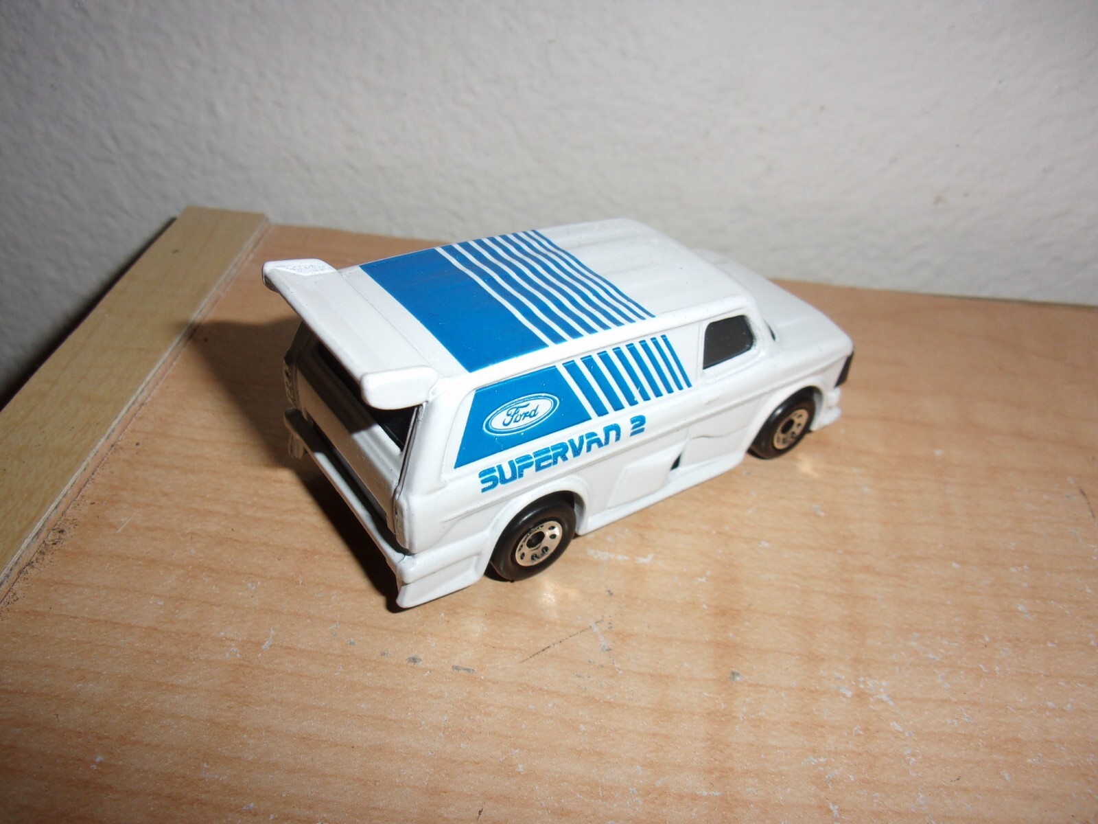 Matchbox Ford Transit Supervan II 2 1:64