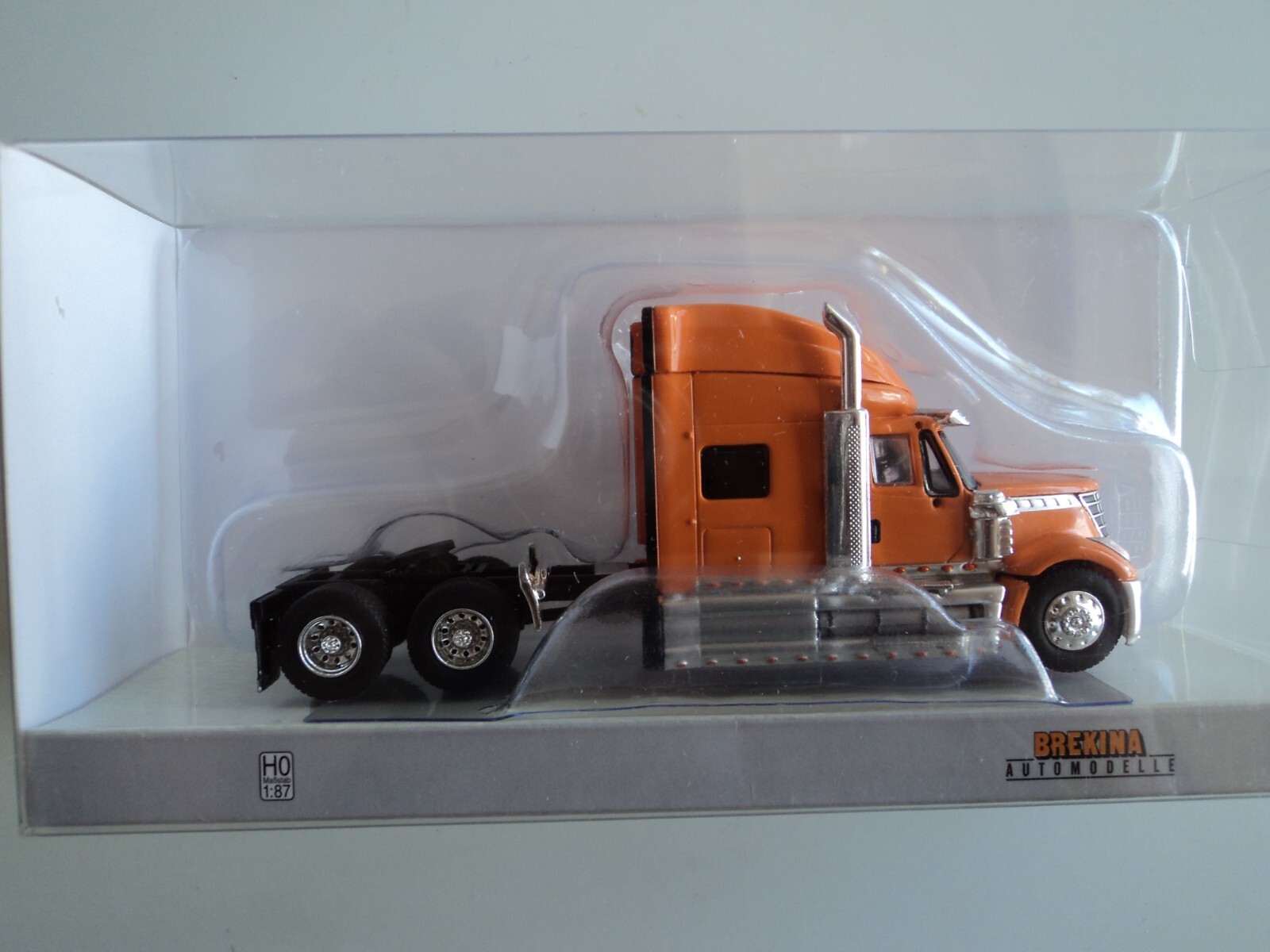 BREKINA 2010 INTERNATIONAL LONESTAR TRACTOR ORANGE HO 1/87 PLASTIC