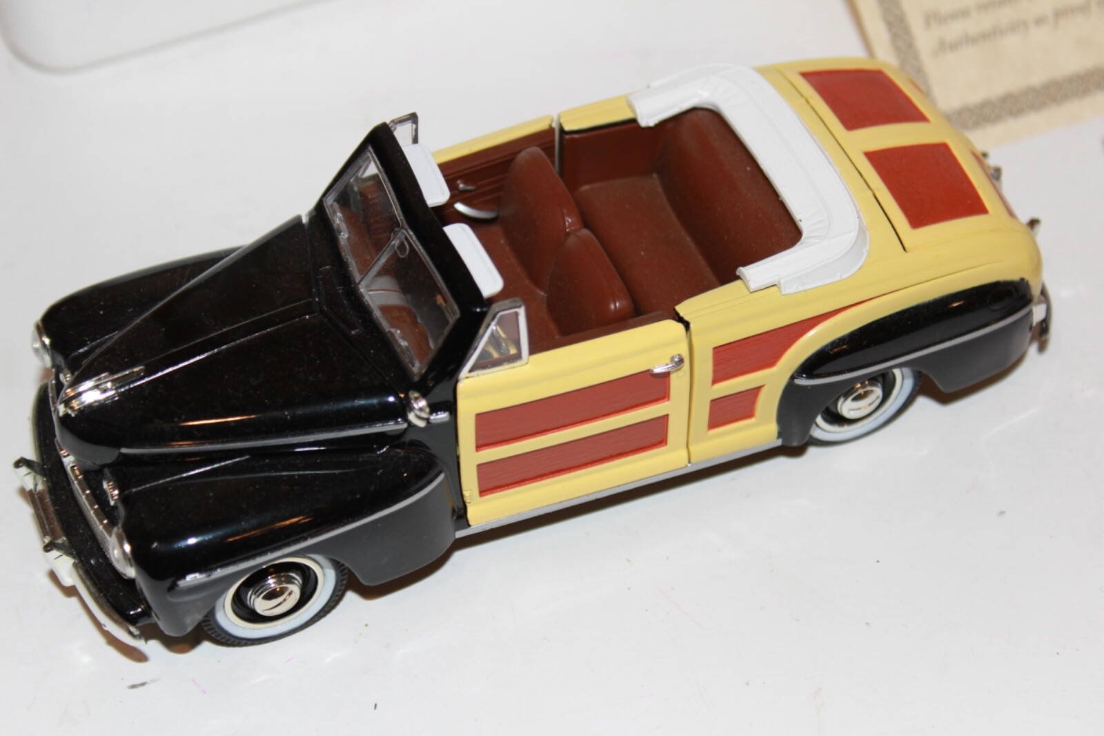1946 Ford Super Deluxe Sportsman Convertible 1:32 Scale Diecast Model w/Box