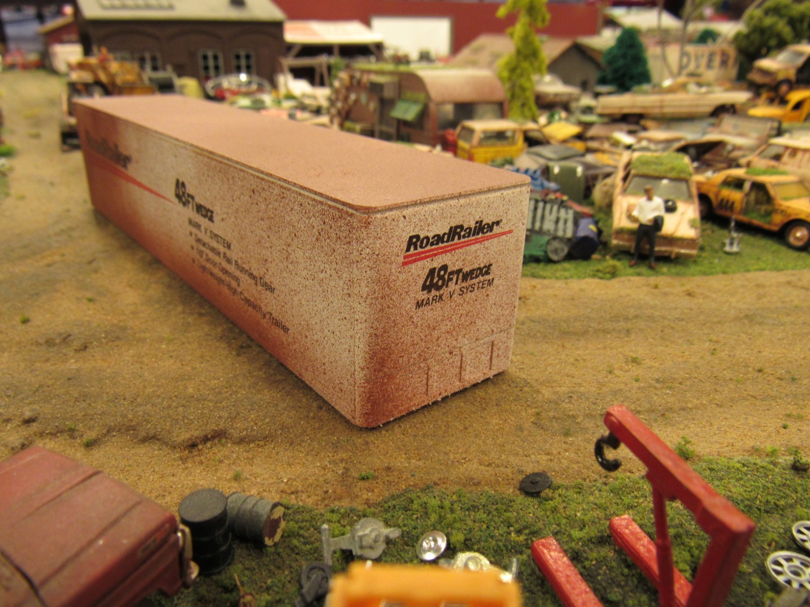 CUSTOM BUILT WEATHERED RUSTY JUNK YARD SEMI TRAILER PARTS CONTAINER 1:64/ RR