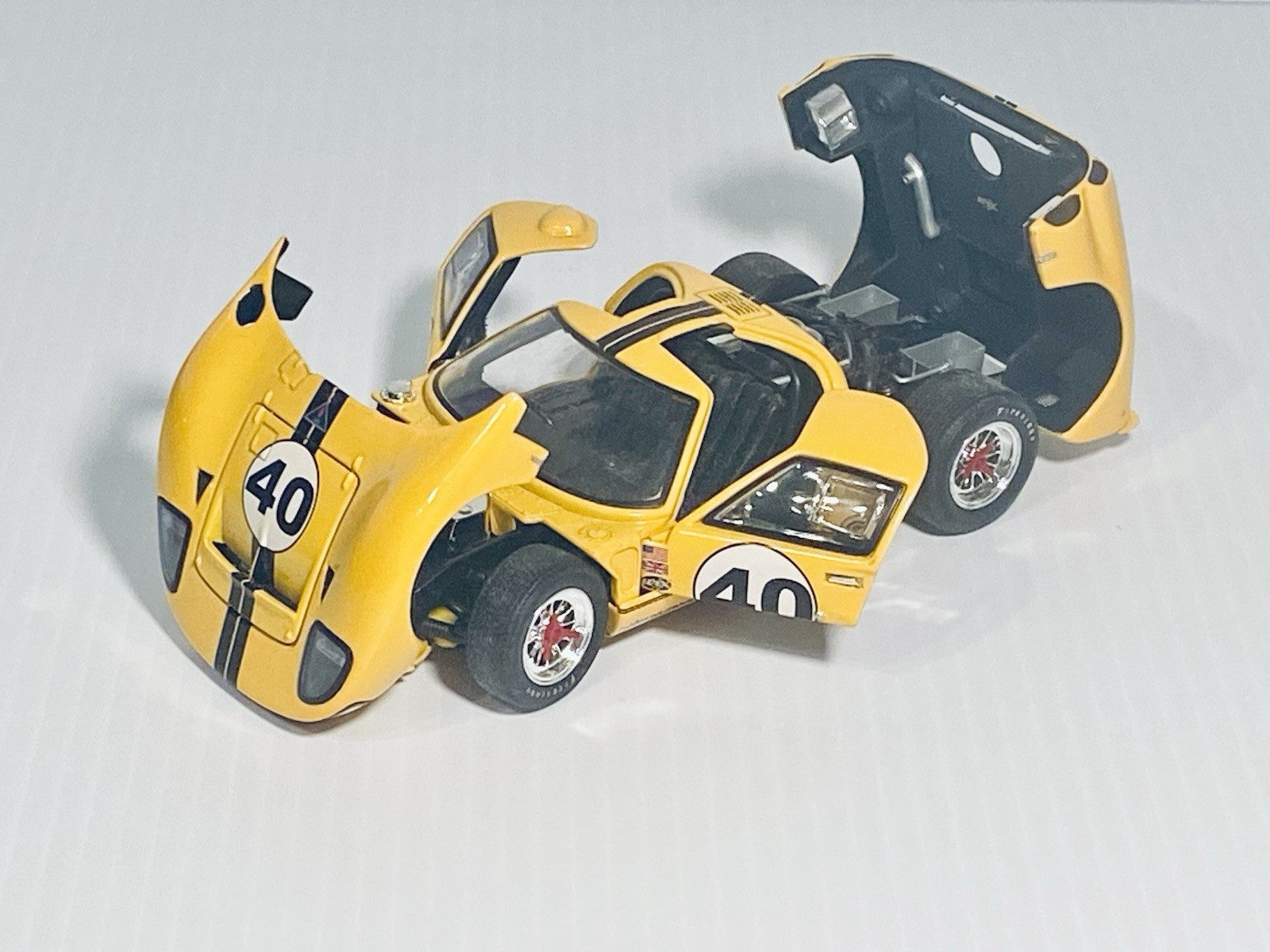 Wix 1966 Ford GT40 + 3 American Diorama Race Day Crew + Custom Showcase 1:24