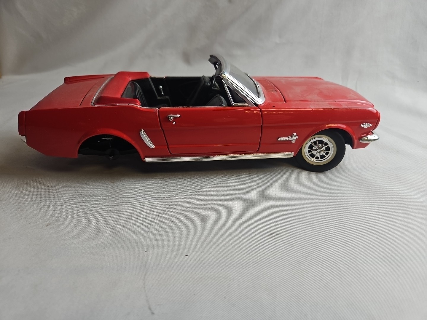 MIRA Golden Line Collection 1965 Ford Mustang die-cast 1:18 scale model #BXU