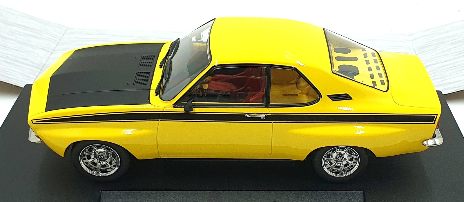 MCG 1/18 Scale Diecast MCG18426 – Opel Manta A – Yellow