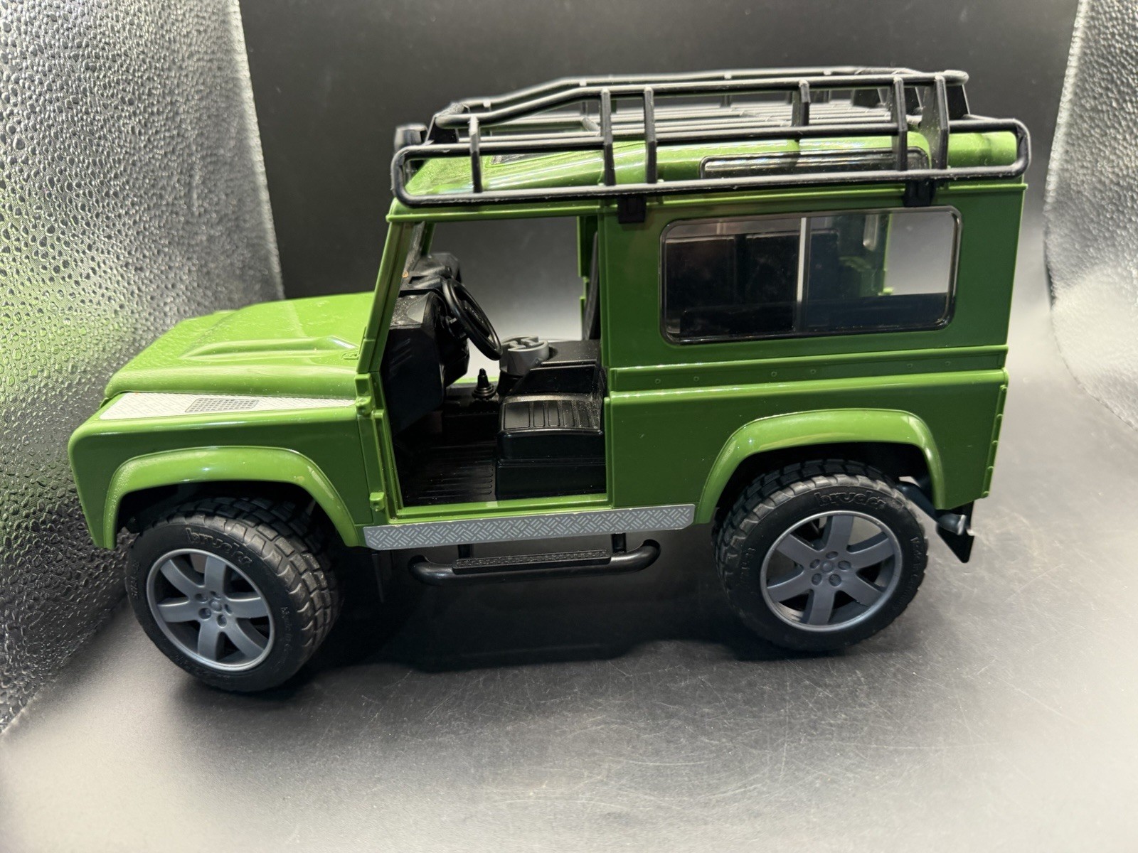 Bruder Defender Station Wagon 1:16 Scale Green Land Rover Germany 2010