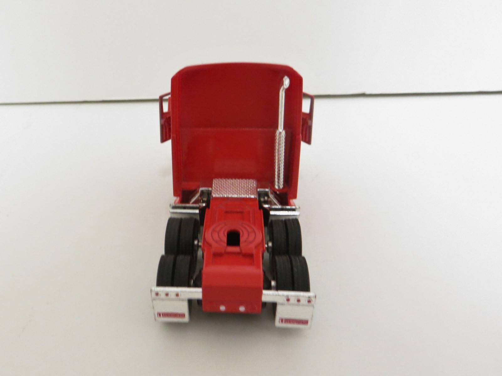 1/68th Red Kenworth T700 Tractor – Pullback Action – Opening Doors