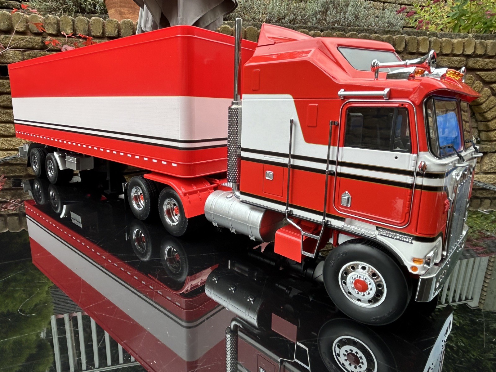 Road Kings 1/18 Scale Kenworth Truck & trailer , Bj and the bear colour scheme