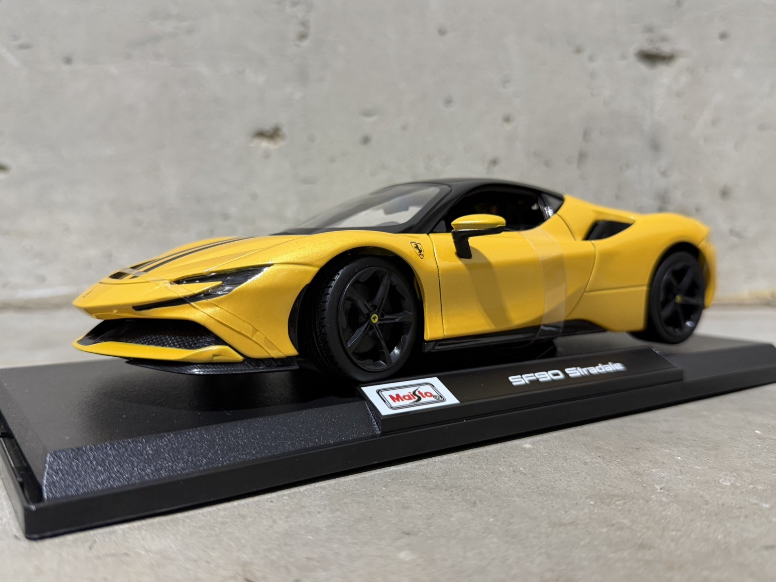 Ferrari SF90 1:18 Maisto Special Edition Diecast Model Car – Yellow