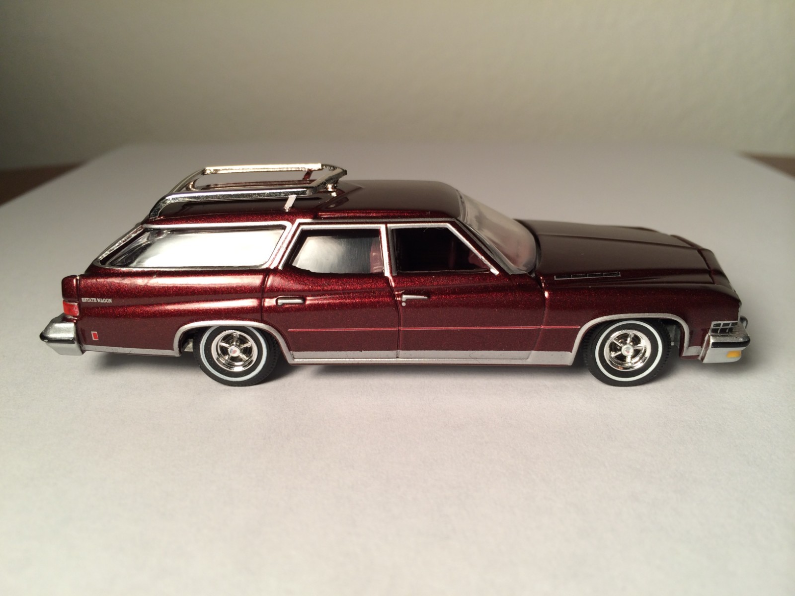 Auto World AW GM 1974 Buick Estate Station Wagon 1:64 1/64 Burgundy Model Car