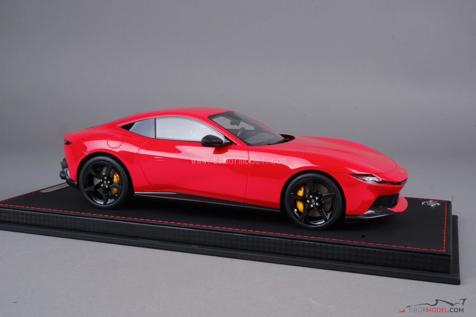 Ferrari Amalfi 2025 red, rosso corsa, with showcase, 1:18 BBR, P18272A1