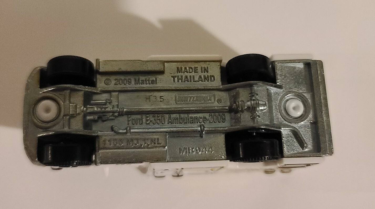 Matchbox Ford E-350 E350 Ambulance Santa Ursula SUAS 2009 MB944 EMS car diecast