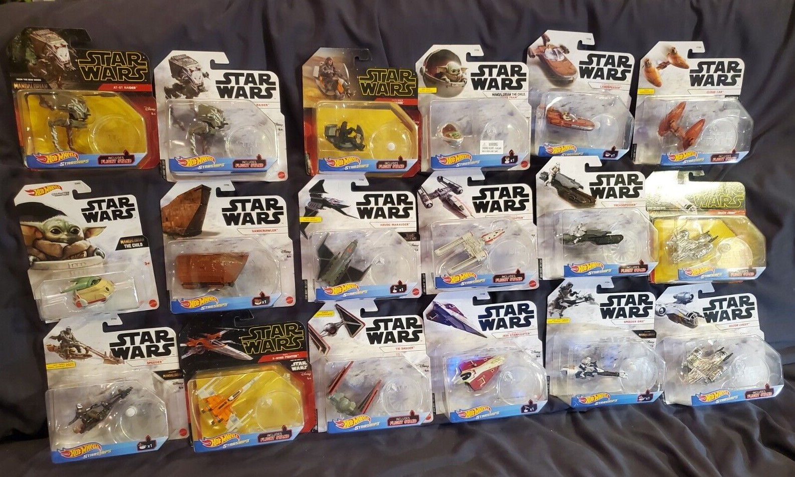 Hot Wheels Star Wars Starships with Stand and Character Cars – Choose one