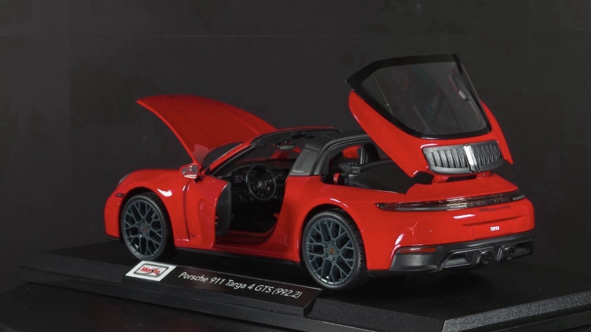 Porsche 911 Targa 4 GTS (992.2) 1:18 Maisto Exclusive Style Special Edition red