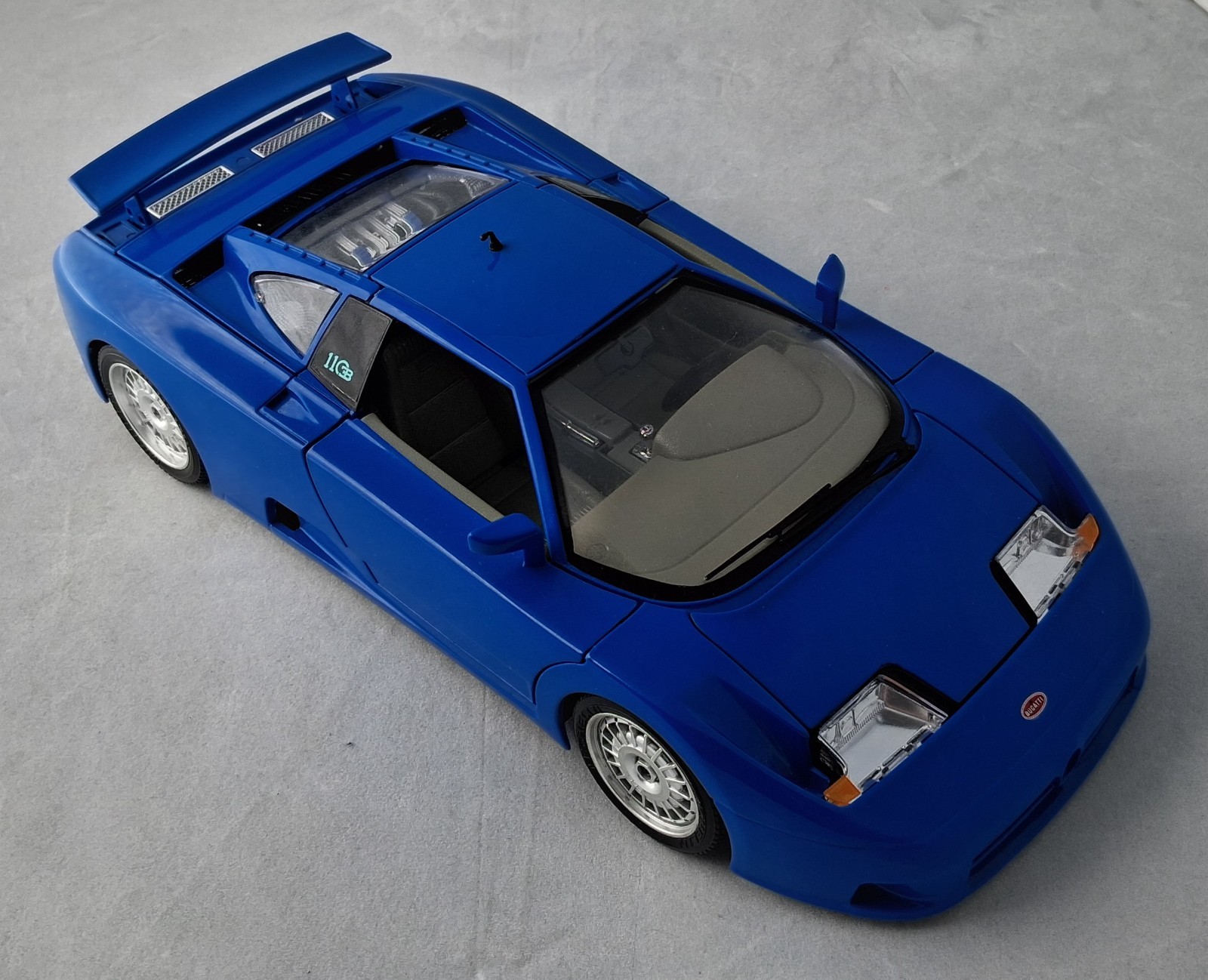 1991 Bugatti EB 110 1:18 Diecast (Blue) : Burago