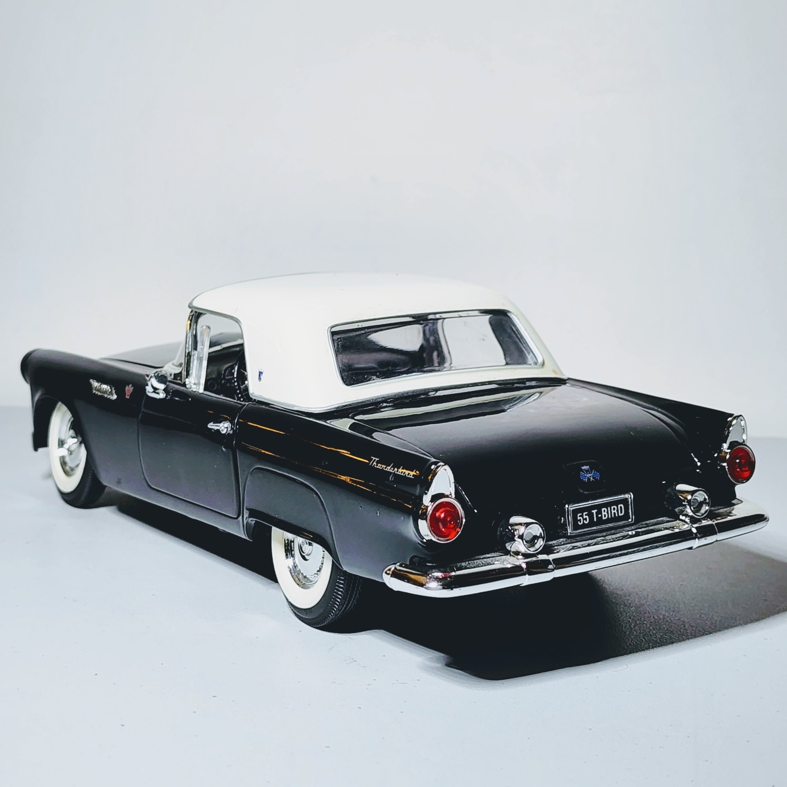 Road Signature 1955 Thunderbird Black w/ Removable Top 1:18 Diecast – Broken