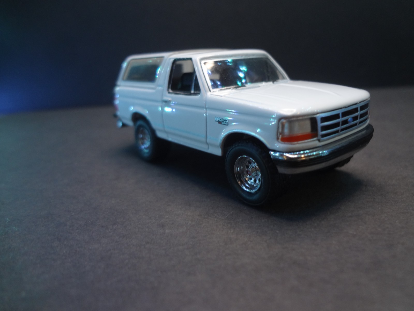 Greenlight 1993 Ford Bronco XLT white w/ removable top – Loose 1:64