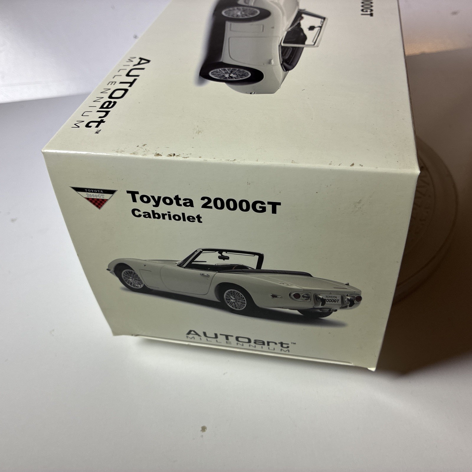 AUTO art MILLENNIUM 1/18 TOYOTA 2000GT White Miniature Scal bond Car Hobby 2010