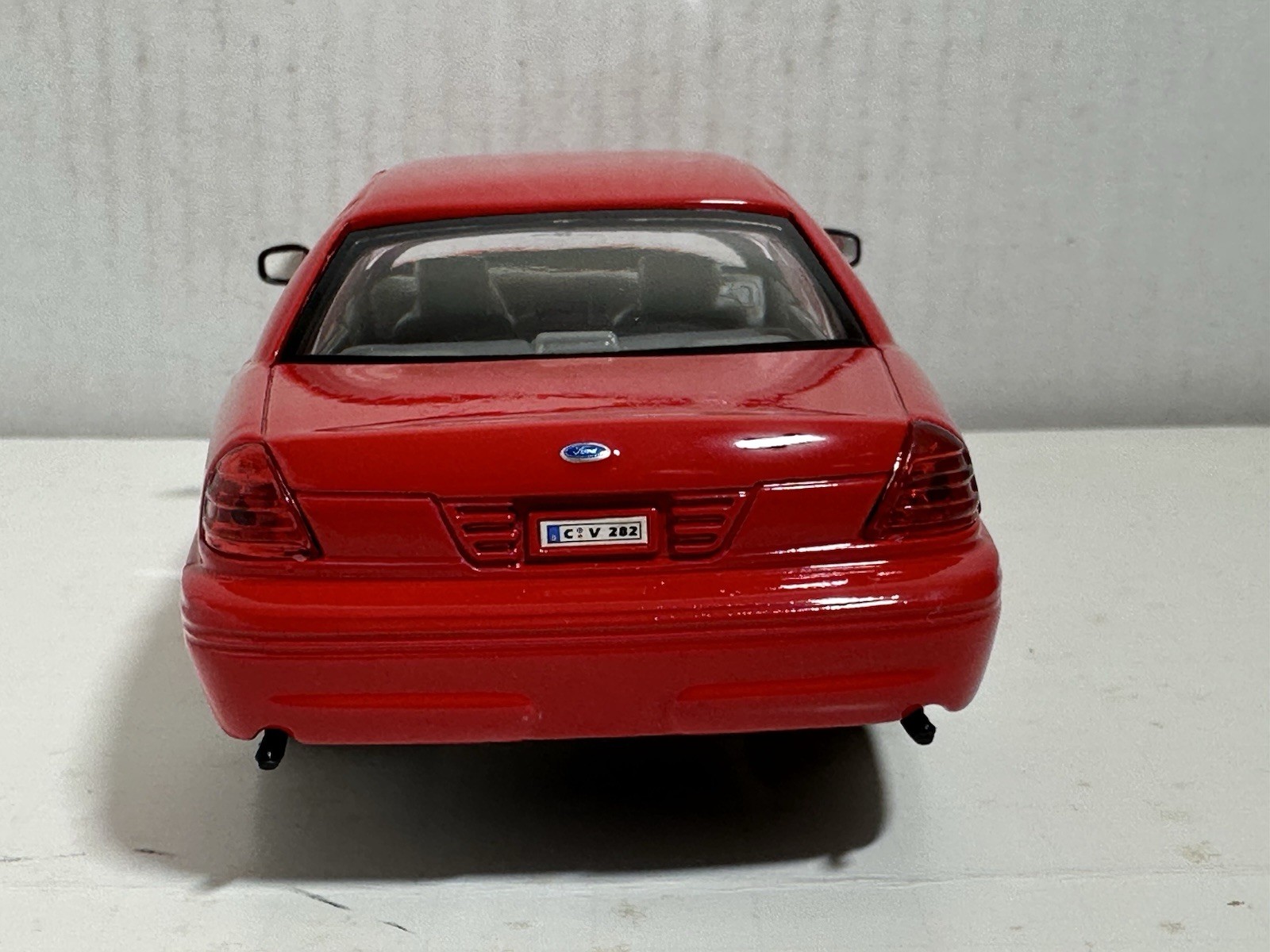 WELLY 1999 FORD CROWN VICTORIA RED 1:24 DIECAST MODEL NEW NO BOX