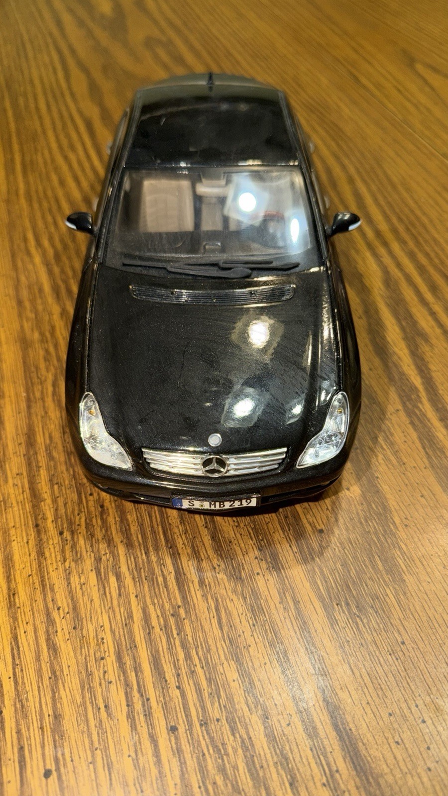 1:18 Maisto Mercedes-Benz CLS-Class (C219) Coupe – Black with Tan Interior