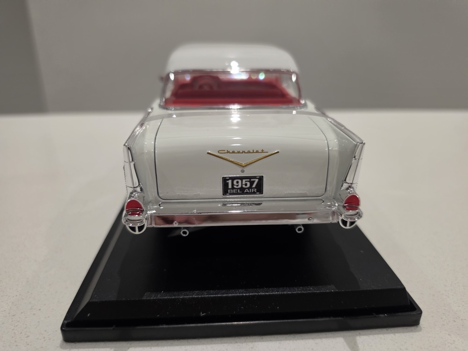 Maisto Special Edition 1:18 Scale Diecast Car 1957 Chevrolet Bel Air Coupe White