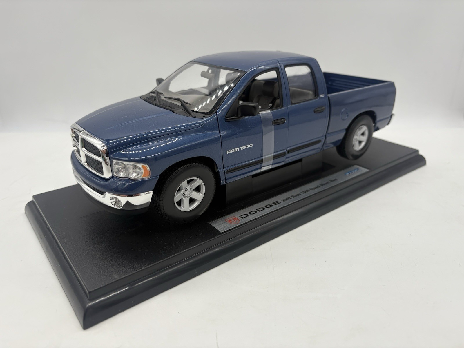 Welly 2002 Dodge Ram 1500 Quad Short Box Diecast Pickup Truck 1:19 W Box – Blue