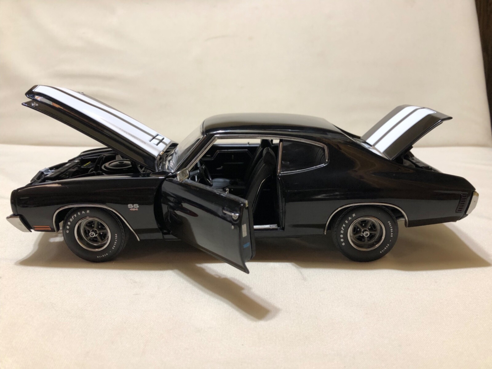 CHEVELLE LEGEND BLACK SS 454 1970 CHEVY 1/18 ACME A1805501 no box defect read !!