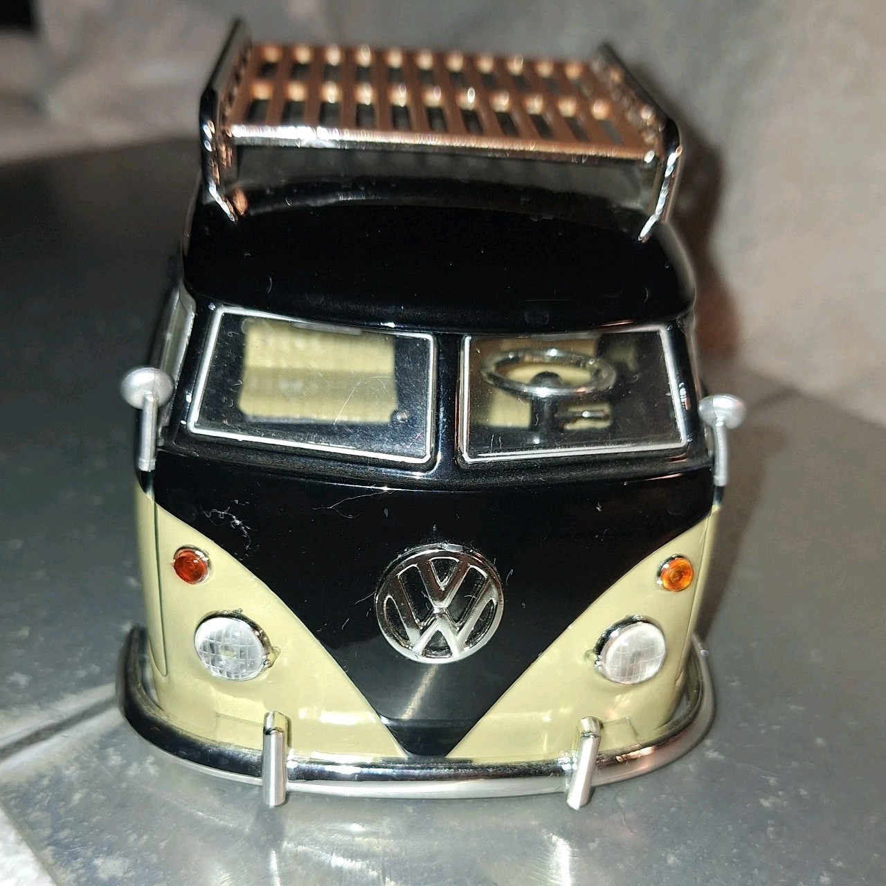JADA V DUBS 1963 VW BUS PICKUP W RACK 1:24 Black & Tan Volkswagen JADA TOYS