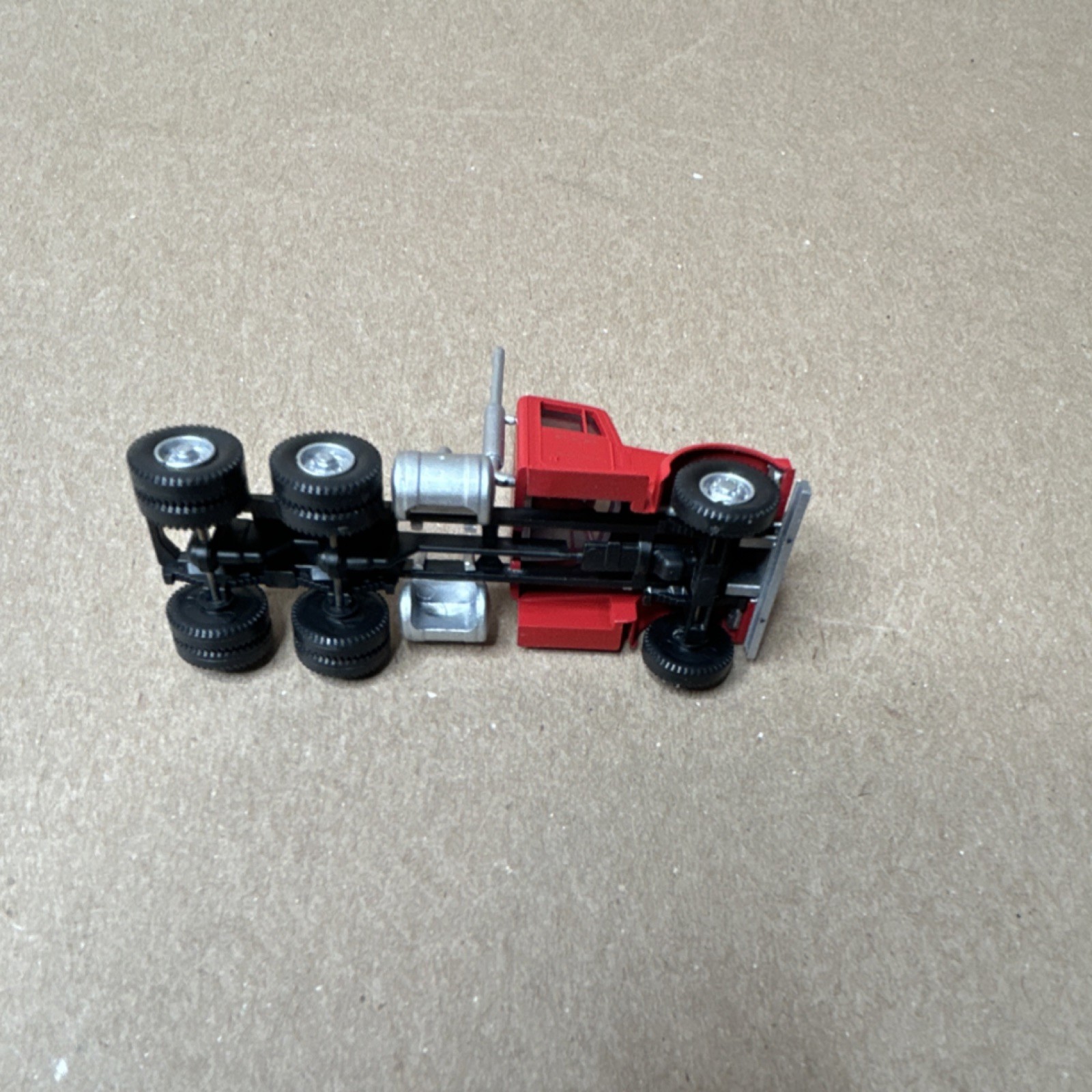 ERTL Kenworth Plastic Tractor Unit 1:87 Red, Black & Silver Toy Vehicle Model
