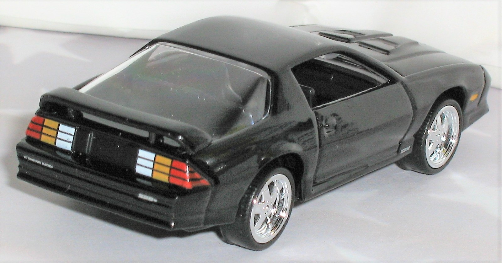 1/64 = 1992 CHEVROLET / CHEVY CAMARO Z/28 / Diecast Muscle Car = FREE SHIPPING